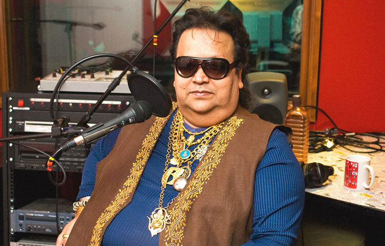 উজ্জ্বল ঝলমলে জ্যাকেটকে সত্তরের দশকেই জনপ্রিয় করেন তিনি এবং আজও জেনারেশন জেডের তিনি প্রতিটি গানের ১০ লাখ রুপি করে নিতেন এবং ১ ঘণ্টার লাইভ পারফরম্যান্সের জন্য ২০-২৫ লাখ রুপিরর কাছাকাছি নিতেন। একটি ভারতীয় সংবাদপত্রের সমীক্ষার তথ্য অনুযায়ী, এই কিংবদন্তি গায়কের মাসিক আয় ছিল ২০ লাখ ও বাৎসরিক আয় প্রায় ২০ কোটি রুপির বেশি ছিল। ছবি: সংগৃহীত