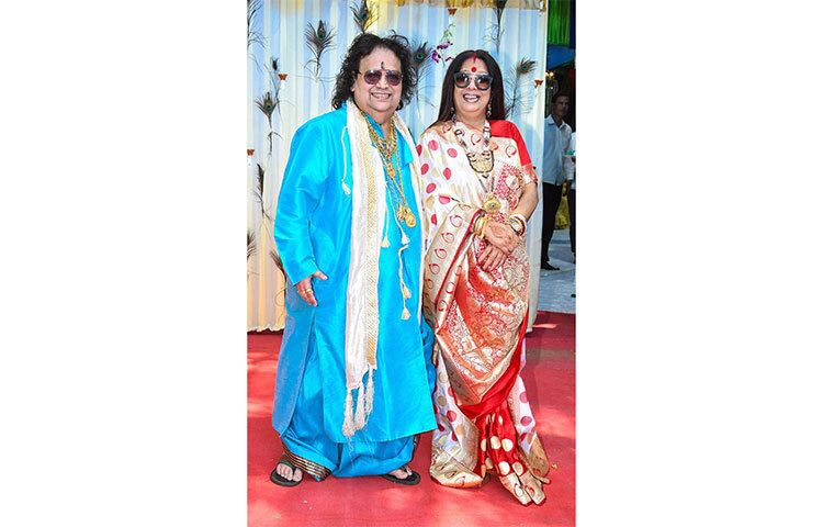 পরিবারে অবশ্য শুধু বাপ্পি লাহিড়ি নন, তার স্ত্রী চিত্রাণী লাহিড়িও গয়না পরতে ভালোবাসেন। এমনকি বাপ্পি লাহিড়ির চেয়ে তার স্ত্রীর সোনার গয়নার পরিমাণ আরও বেশি। হীরের গয়নাও রয়েছে তার। চিত্রাণী লাহিড়ির ৯৬৭ গ্রাম সোনা, ৮ কেজি ৯০০ গ্রাম রূপা রয়েছে। আর হীরের গয়না রয়েছে ৪ লাখ রুপির। ছবি: সংগৃহীত