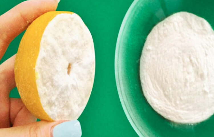 বেসিন চকচকে রাখতে বেকিং সোডা, লেবুর রস আর কয়েক ফোঁটা বাসন ধোয়ার লিক্যুইড সাবান মিশিয়ে নিন। এবার মিশ্রণটি বেসিনে মাখিয়ে কিছুক্ষণ ওইভাবেই রেখে দিন। তারপর স্ক্রাবার দিয়ে ঘষে জল দিয়ে ধুয়ে ফেলুন।