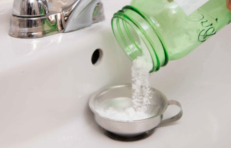 সিংকের ড্রেন বন্ধ হয়ে যায় ? ড্রেনের মুখে নেট ব্যবহার করলে খুব দ্রুত ময়লা পরিষ্কার করা যায়। সিংক পরিষ্কার রাখতে লিক্যুইড বা গুঁড়ো সাবান নিয়ে স্ক্রাবারের সাহায্যে তেল চিটচিটে এবং দাগযুক্ত জায়গা ভালোভাবে ঘষে পরিষ্কার করুন। স্যাভলন অথবা ডেটল দিয়ে চারপাশ মুছে জল দিয়ে ধুয়ে ফেলুন।