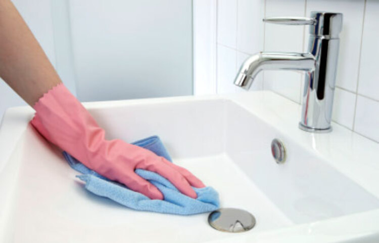 সবসময় বেসিনের কল ভালোভাবে বন্ধ রাখুন, জল পড়ার দাগই একসময় স্থায়ী রূপ ধারণ করে। লিক্যুইড বা গুঁড়ো সাবানের সঙ্গে ব্লিচিং পাউডার মিশিয়ে বেসিন পরিষ্কার করলে নিমেষে ঝকঝকে হয়ে ওঠে।