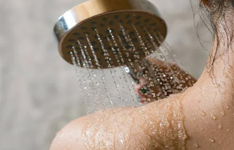 সম্প্রতি বেশ কিছু গবেষণায় জানা গিয়েছে, গোসল গরম না ঠান্ডা, গরম পানিতে করা উচিত? ঠান্ডা পানিতে গোসল করলে ক্লান্তি কমার পাশাপাশি রক্ত চলাচলও খুব ভালো হয়। আবার খুব গরম পানিতে গোসল করলে ত্বক শুকিয়ে দেয়। ছবি: সংগৃহীত