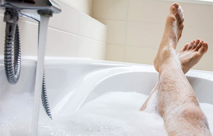 গরমে ক্লান্তি দূর করতে অনেকক্ষণ ধরে গোসল করার অভ্যাস খারাপ বলে জানাচ্ছেন চিকিৎসকরা। বেশি সময় ধরে গোসল করলে একজিমার মতো চর্মরোগ হয়। গরমের সময় হোক বা শীতকাল, গোসল কখনই ১০ মিনিটের বেশি করা উচিত নয়। ছবি: সংগৃহীত
