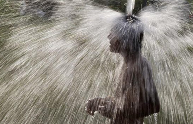 তবে হালকা গরম পানিতে গোসল করাও শরীরের জন্য কিছু কিছু ক্ষেত্রে বেশ উপকারী। এতে পেশির আরাম হয়। এতে ফুসফুসের উপকারও হয়। ছবি: সংগৃহীত