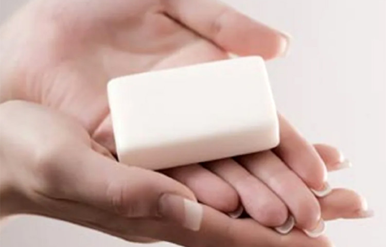 বেশি ঘাম হয় বলে বা গায়ের দুর্গন্ধ দূর করতে অনেকেই বেশি সাবান মাখেন। বিশেষজ্ঞরা সব সময়ই অতিরিক্ত সাবান মাখতে বারণ করেন। অতিরিক্ত সাবান ত্বক থেকে ন্যাচারাল অয়েল শুষে নেয়। যার ফলে শরীর অসুস্থ হয়ে পড়তে পারে। ছবি: সংগৃহীত