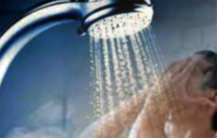 চিকিৎসকদের পরামর্শ, শীতে ঠান্ডা লাগলেও ঠান্ডা পানিতেই গোসল করা ভালো। তাই পাল্টাতেই হবে গরম পানিতে গোসল করার অভ্যাস। এর ফলে শরীরের রোগ প্রতিরোধের ক্ষমতা বেড়ে যাবে। ছবি: সংগৃহীত