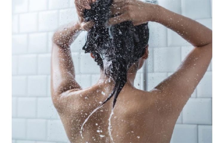 অনেকক্ষণ ধরে যেমন গোসল করা উচিত নয়, তেমনই বার বার গোসল করাও ভুল বলে জানাচ্ছেন বিশেষজ্ঞরা। দিনে ১-২ বারের বেশি গোসল করবেন না। ছবি: সংগৃহীত