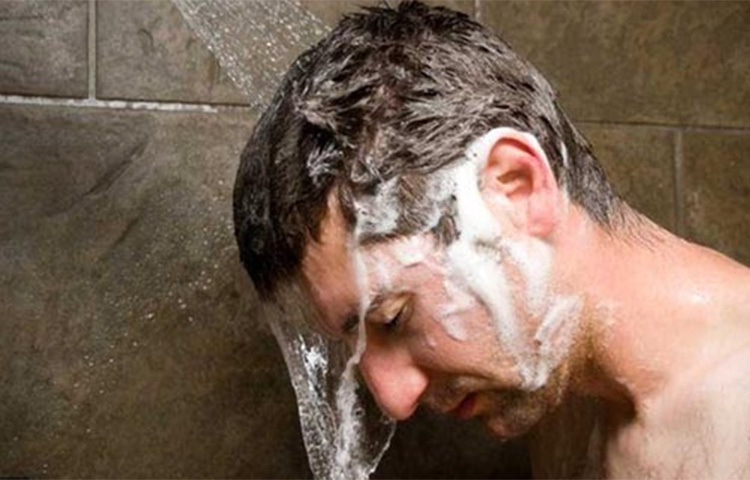 শরীর ঠান্ডা পানির সংস্পর্শে এলে শরীরের সমস্ত অঙ্গে রক্ত চলাচল স্বাভাবিক হয়। ফলে, হার্ট ভালো থাকে। রক্ত সঞ্চালন স্বাভাবিক থাকায় বøাড প্রেশারও স্বাভাবিক থাকে। ছবি: সংগৃহীত