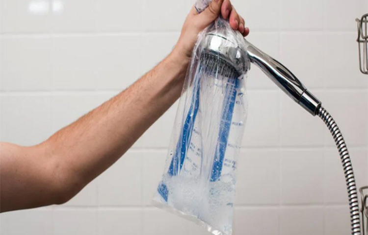 গরমে পানির কষ্টে কমবেশি সকলকেই ভুগতে হয়। তাই বেশি পানিতে গোসল করবেন না। পানি বাঁচানোর চেষ্টা করুন। বালতি ভরে রাখুন। বাঁচানো পানিতেই করুন। ছবি: সংগৃহীত