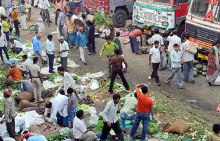 এশিয়ার সব থেকে বড় সবজি ও ফলের পাইকারি মার্কেট ভারতের দিল্লির আজাদপুর মন্ডি। করোনার জেরে এবার সেখানে ৩০০ দোকান বন্ধ রাখার নির্দেশ দিয়েছে প্রশাসন।