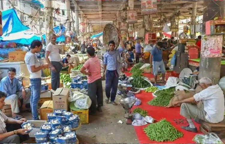 একশো একর জায়গা জুড়ে অবস্থিত এই হোলসেল মার্কেট। এই বাজারে একজন দোকানদার করোনায় আক্রান্ত হয়ে প্রাণ হারিয়েছেন। তার পরই বাজার বন্ধ করার সিদ্ধান্ত নেয় প্রশাসন।