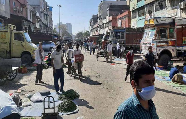 ৫৭ বছর বয়সী ওই ব্যবসায়ী করোনা পজিটিভ হন সোমবার। দুদিনের মাথায় মারা যান তিনি। ওই ব্যবসায়ীর সংস্পর্শে কারা এসেছিলেন খোঁজ করা হচ্ছে।