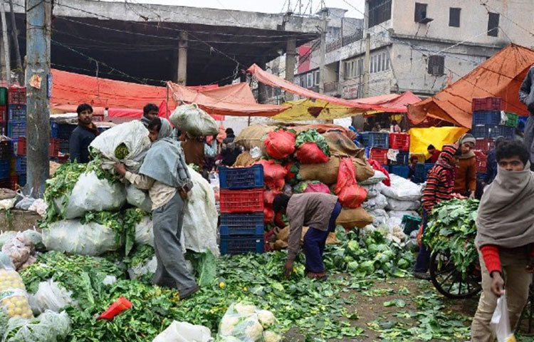 এশিয়ার সব থেকে বড় বাজার বন্ধ হলে সমস্যায় পড়বেন কৃষক থেকে শুরু করে বহু ব্যবসায়ী। কিন্তু সুরক্ষার খাতিরে প্রশাসনের সামনে আর কোনো রাস্তা খোলা নেই।