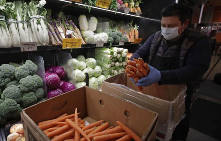 স্থানীয় খোলা বাজারে যখন শাক-সবজি বা গোটা ফল কিনছেন, তখন সেগুলিতে কোনো রকম ফাটা বা গভীর ক্ষত আছে কিনা দিকে নজর রাখুন। যদি থাকে তাহলে ওই সব ফল বা শাক-সবজি কিনবেন না। কারণ, ফল বা শাক-সবজির ওই ফাটা অংশেতেই ব্যাকটিরিয়া বা কোনও জীবাণু জমে থাকতে পারে।