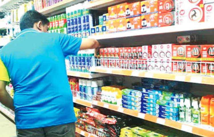 সুপারমার্কেটে বা ডিপার্টমেন্টাল স্টোর বা এলাকার মুদি মুদি দোকানে যদি কোনো ‘ফ্রি স্যাম্পেল’ দেয়া হয়, সেগুলোর এক্সপায়ারি ডেট দেখে নিতে ভুলবেন না! সেগুলো খোলা অবস্থায় থাকলে ওগুলোকে বাতিল করুন।