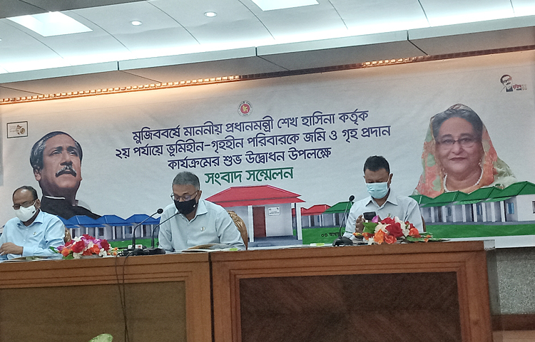 জুলাই থেকে বড় পরিসরে সাধারণ মানুষের জন্য গণটিকাদান শুরুর আশা করা হচ্ছে বলে জানিয়েছেন প্রধানমন্ত্রীর মুখ্য সচিব ড. আহমদ কায়কাউস। ছবি : জাগো নিউজ