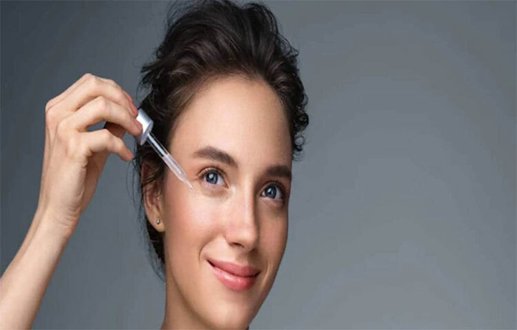 গরমে তো বটেই। অনেকের শীতকালেও থাকে তেলতেলে নাকের সমস্যা। বিভিন্ন প্রসাধনীর ব্যবহার করেও এ থেকে মুক্তি মেলে না। কিন্তু ঘরোয়া উপায়ে এটি দূর করা যায়।