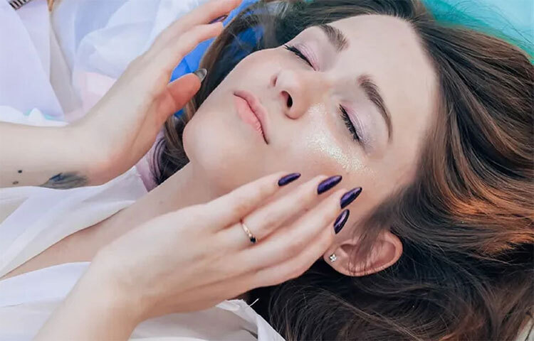 গরমে ঘামের কারণে ডিহাইড্রেশন হতে পারে। এতে ত্বকের বিভিন্ন সমস্যা দেখা দেয়। এজন্য প্রচুর পানি পান করতে হবে। পারলে ডাব ও স্যালাইন নিয়মিত পান করুন। ছবি: সংগৃহীত