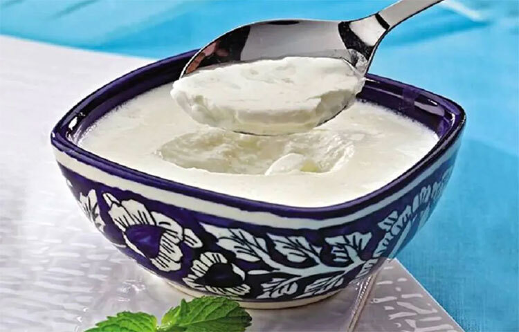 টক দইয়ে আছে আলফা হাইড্রক্সি অ্যাসিড ও ল্যাকটিক অ্যাসিড। ফলে পোরস উন্মুক্ত করে দূষিত কণা সরিয়ে দেয়। টক দইয়ের জিঙ্ক মৃদু অ্যাস্ট্রিজেন্ট পোরস শক্ত করে তৈলাক্তভাব কমিয়ে দেয়। কয়েক চামচ টকদইয়ে টোম্যাটোর রস মিশিয়ে নাকে মাখুন। তারপর পানিতে ধুয়ে নিন। ছবি: সংগৃহীত