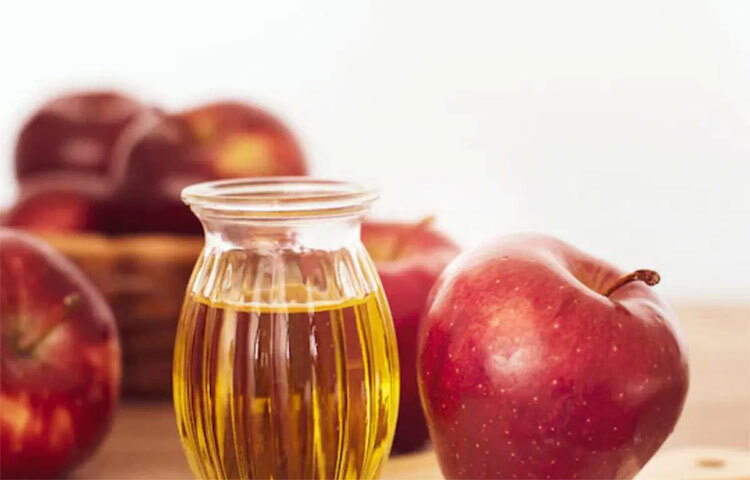 অ্যাপল সিডার ভিনিগারে অ্যাসিডিক পিএইচ ব্যালান্স বেশি। বাড়তি তেল শুষে নেয় এই উপাদান। অর্ধেক কাপ পানিতে অ্যাপল সিডার ভিনিগার মিশিয়ে তাতে কটন বল ভিজিয়ে নাকে লাগান। ১৫ মিনিট রেখে গরম পানিতে ধুয়ে ফেলুন। এতে ব্ল্যাকহেডসও কমে যায়। ছবি: সংগৃহীত