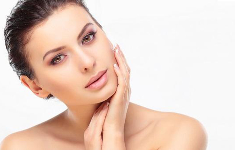 বয়স ৩০ পেরিয়ে গেলেই অনেকের চেহারায় বছসের ছাপ পড়ে। এজন্য নানা ধরনের অ্যান্টি-এজিং ক্রিম, চুল শক্তপক্ত রাখার তেল, চামড়ায় ভাঁজ না পড়ার লোশন কেউ কেউ ব্যবহার করেন। কিন্তু ফল কিছুই মিলছে না। তবে কিছু নিয়ম মেনে চললে বয়স ৩০ পেরিয়ে গেলেও যেভাবে সৌন্দর্য ধরে যায়। ছবি: সংগৃহীত