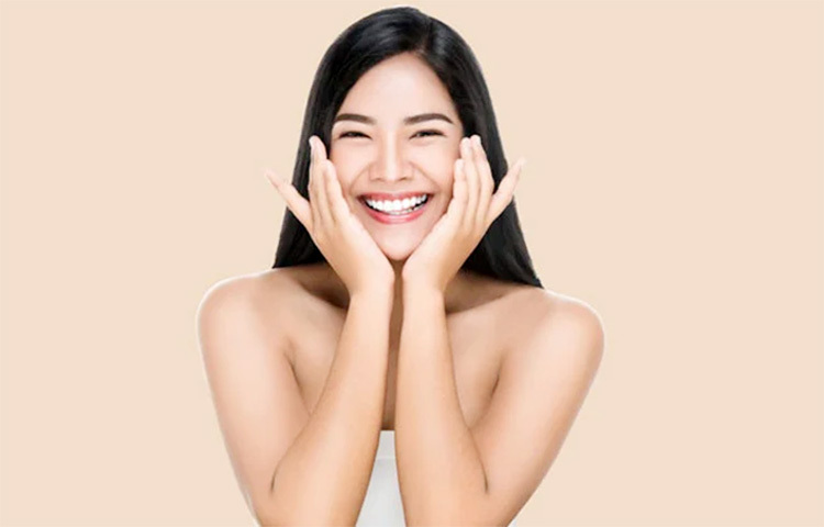 আপনার ত্বক কি অত্যন্ত শুষ্ক, রুক্ষ? সেক্ষেত্রে ত্বকে বেশি ভাঁজ পড়ে। বাড়িতে বানিয়ে নিন মধু আর দই-এর প্যাক। এই প্যাক ত্বককে আর্দ্র রাখে। গোসলের পর অবশ্যই ময়েশ্চারাইজার ব্যবহার করবেন। ছবি: সংগৃহীত