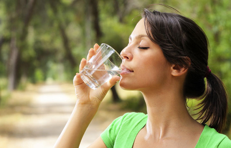 ত্বকের উজ্জ্বলতা তখনই বাড়ে যখন আপনি ভেতর থেকে সুস্থ থাকেন। বিশেষ করে, পেট পরিষ্কার থাকাটা খুব জরুরি। প্রতিদিন তিন থেকে চার লিটার পানি খান। এতে শরীরে ডিহাইড্রেশন হয় না। এছাড়া ডায়েটে রাখুন ভিটামিন ই সমৃদ্ধ খাবার। ছবি: সংগৃহীত