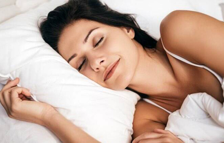 বিউটি স্লিপ বিষয়টিকে হেসে উড়িয়ে দিলেও, এর উপকারিতা অস্বীকার করা যায় না। এতে শরীরের ক্ষয়প্রাপ্ত কোষগুলোতে হরমোনের সঞ্চার হয়, পর্যাপ্ত ঘুমের ফলে চোখের নিচে কালিও পড়ে না। ছবি: সংগৃহীত