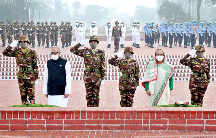 আজ ভোর সাড়ে ৬টায় সাভারের জাতীয় স্মৃতিসৌধে শহীদ বীর মুক্তিযোদ্ধাদের ফুল দিয়ে শ্রদ্ধা জানিয়েছেন রাষ্ট্রপতি মো. আবদুল হামিদ ও প্রধানমন্ত্রী শেখ হাসিনা। ছবি: জাগো নিউজ