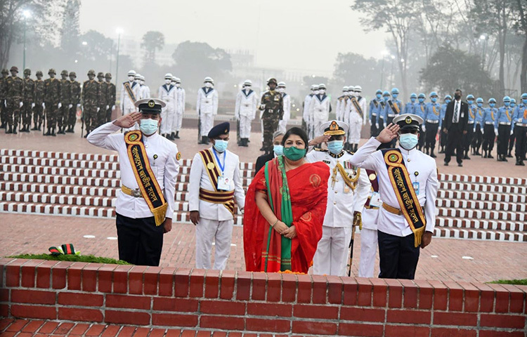 শহীদদের শ্রদ্ধা নিবেদন করেন জাতীয় সংসদের স্পিকার ড. শিরীন শারমিন চৌধুরী। ছবি: জাগো নিউজ
