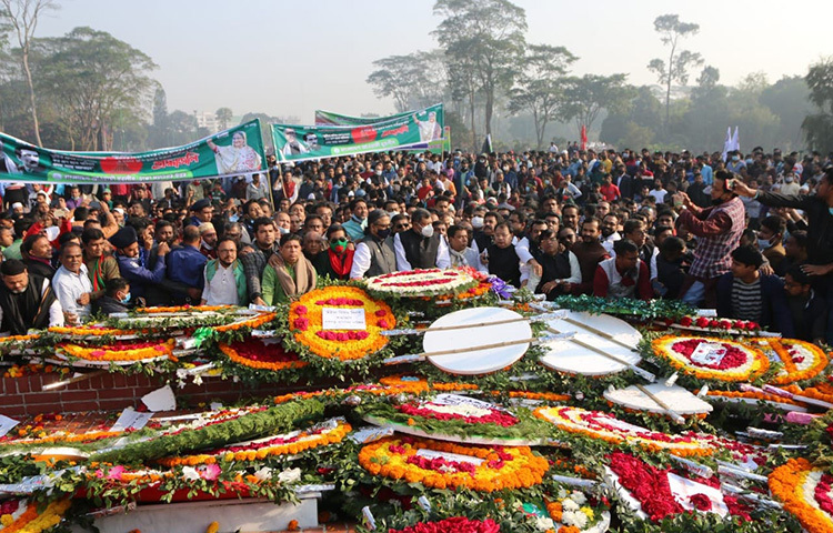 বাংলাদেশ আওয়ামী লীগের পক্ষ থেকে শহীদদের প্রতি শ্রদ্ধা নিবেদন করছে দলটির নেতৃবৃন্দ। ছবি: জাগো নিউজ
