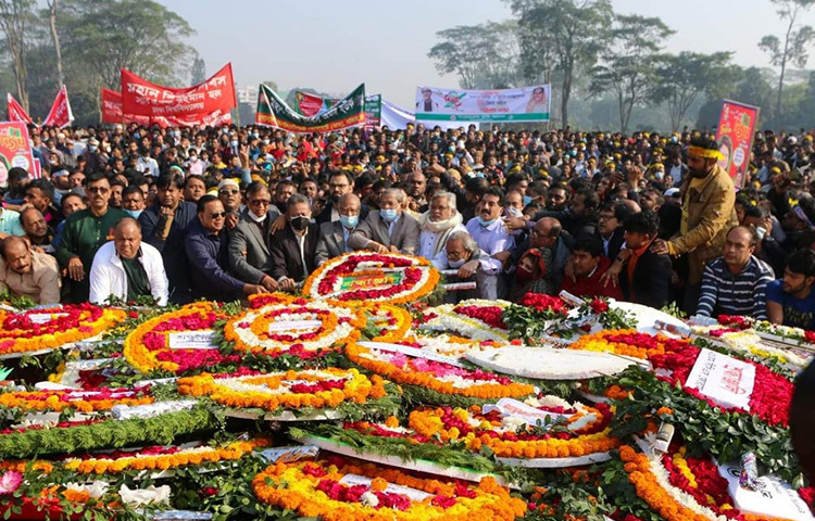 সাভারের জাতীয় স্মৃতিসৌধে বীর শহীদদের প্রতি শ্রদ্ধা নিবেদন করছে বাংলাদেল জাতীয়তাবাদী দলে (বিএনপি) নেতারা। ছবি: জাগো নিউজ
