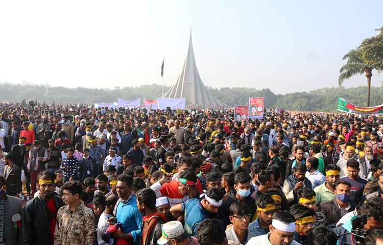 স্মৃতিসৌধে ফুল দিয়ে বিনম্র শ্রদ্ধা জানাচ্ছেন সব শ্রেণি-পেশার মানুষ। শীতের সকালেও ঘর থেকে মানুষ বেরিয়েছেন বীর সন্তানদের শ্রদ্ধা জানাতে। বেলা বাড়ার সঙ্গে সঙ্গে সেখানে মানুষের ঢল নেমেছে। ছবি: জাগো নিউজ