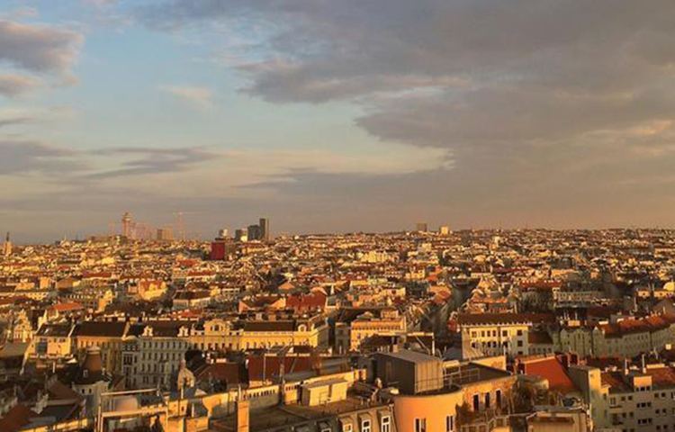 ভিয়েনা: একশোর মধ্যে ৯৯.১ নম্বর পেয়েছে অস্ট্রিয়ার রাজধানী ভিয়েনা। ফলে দ্বিতীয়বারের মতো ইকোনমিক ইন্টেলিজেন্স ইউনিটের তৈরি করা বিশ্বের বসবাসযোগ্য শহরগুলোর তালিকায় প্রথম হয়েছে ভিয়েনা। স্থিতিশীলতা, স্বাস্থ্যসেবা, সংস্কৃতি, পরিবেশ, শিক্ষা ও অবকাঠামো বিবেচনা করে এই তালিকা প্রকাশ করা হয়েছে।