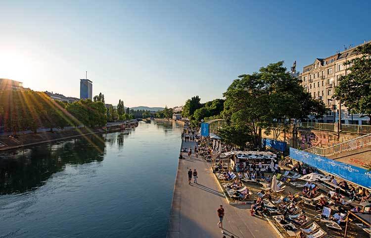 এটি অস্টিয়ার ভিয়েনা শহরের ছবি। সত্যিই ছবির মত সাজানো এ শহরের প্রতিটি অলিগলি।