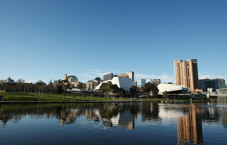 অ্যাডেলেড: সিটি অফ চার্চ হিসেবে খ্যাত অস্ট্রেলিয়ার অ্যাডেলেডের জনসংখ্যা ১৩ লাখ। বিশ্বখ্যাত সৈকত ও রেস্তোরাঁর কারণে এই শহরে পর্যটকের সংখ্যা বাড়ছে।