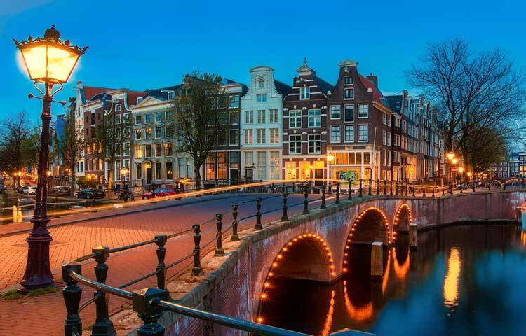 আলো ঝলমলে নেদারল্যান্ডের আমোসটারডাম।