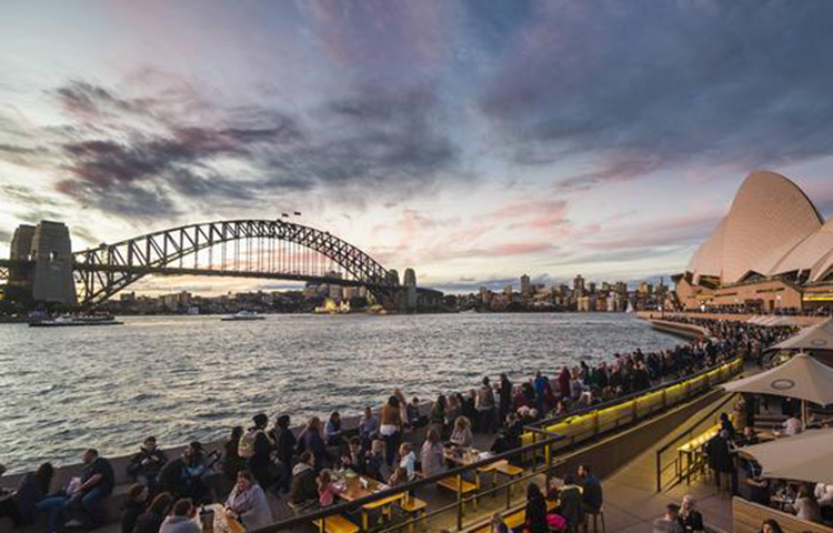 সিডনি: পঞ্চম থেকে এবার তালিকায় তিন নম্বরে উঠে এসেছে অস্ট্রেলিয়ার আরেক শহর সিডনি। জলবায়ু পরিবর্তন মোকাবিলায় কিছু পদক্ষেপ নেয়ার মাধ্যমে পরিবেশ খাতে স্কোর বাড়ায় তালিকায় উপর উঠে এসেছে শহরটি।