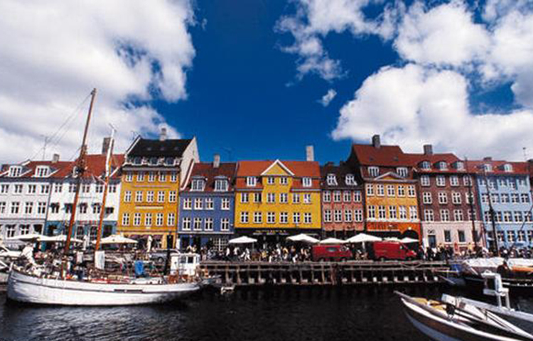 কোপেনহেগেন: শীর্ষ দশে ভিয়েনার পর ইউরোপের আর মাত্র একটি শহরের নাম ঠাঁই পেয়েছে। সেটি হচ্ছে ডেনমার্কের রাজধানী কোপেনহেগেন। শহরটি বিশ্বের সবচেয়ে সাইকেলবান্ধব হওয়ার আশা করছে। ২০২৫ সালের মধ্যে যাত্রীদের ৫০ শতাংশ সাইকেলে চড়বে বলে আশা করা হচ্ছে।