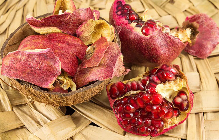 অ্যান্টি-ব্যাকটেরিয়াল এবং অ্যান্টি-অক্সিডেন্ট উপাদান সমৃদ্ধ বেদানার খোসার ফেসপ্যাক ত্বকের মৃত কোষ দূর করে ব্রণ, ব্রণর দাগও দূর করে। এ জন্য বেদানার খোসা থেকে তৈরি পাউডারে এসেনশিয়াল অয়েল, দই ও গোলাপজল মিশিয়ে মুখে লাগান এবং শুকিয়ে গেলে পরিষ্কার পানি দিয়ে মুখ ধুয়ে ফেলুন। ছবি: সংগৃহীত