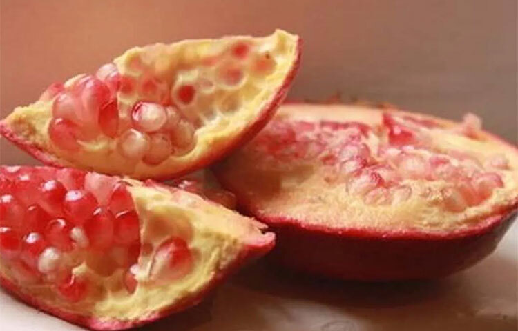 গ্রীষ্মকালে ধুলাবালি, ময়লা এবং ঘামের কারণে ত্বকের ছিদ্র খুলতে শুরু করে। এমন পরিস্থিতিতে বেদানার খোসার ফেসপ্যাক ত্বকের ছিদ্র কমাতে সাহায্য করে। এর জন্য বেদানার খোসা থেকে তৈরি পাউডারে দই, গোলাপ জল এবং এসেনশিয়াল অয়েল মিশিয়ে পেস্ট তৈরি করুন। এবার ত্বকে লাগান এবং শুকিয়ে গেলে পরিষ্কার পানি দিয়ে ধুয়ে ফেলুন। ছবি: সংগৃহীত