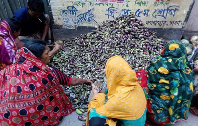 আজ মগবাজারে চলাচলের রাস্তার পাশে স্বেচ্ছাসেবকরা এভাবেই সবজির স্তুপ সাজিয়ে রেখেছে ফজরের নামাজের সময়।