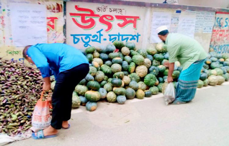 মগবাজার এলাকার নিম্নবিত্ত পরিবারের মানুষগুলো, যারা আত্মসম্মানের জন্য প্রচণ্ড ক্ষুধাতেও খাবারের জন্য লাইনে দাঁড়াতে পারেন না, তারাই চুপিসারে এসে তুলে নিচ্ছেন প্রয়োজনীয় সবজি।