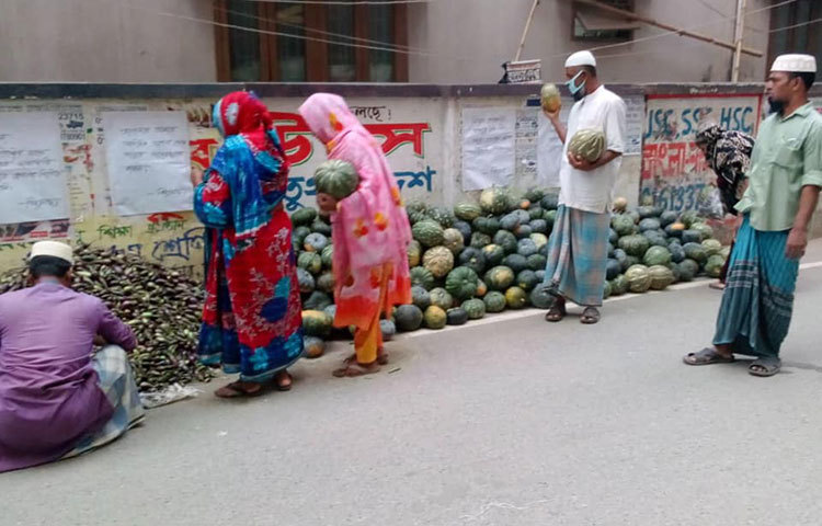 বিদ্যানন্দ জানায়, রাস্তাতে সবজি রাখার আগে আমরা জায়গাগুলো পরিস্কার করে নেই।