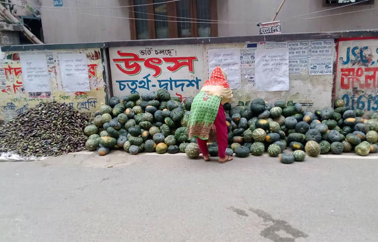 সবজি বেছে নিচ্ছেন এক নারী।