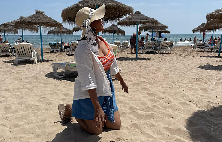 সমুদ্রসৈকতের সৌন্দর্য উপভোগ করছেন বাঁধন। ছবি: ফেসবুক