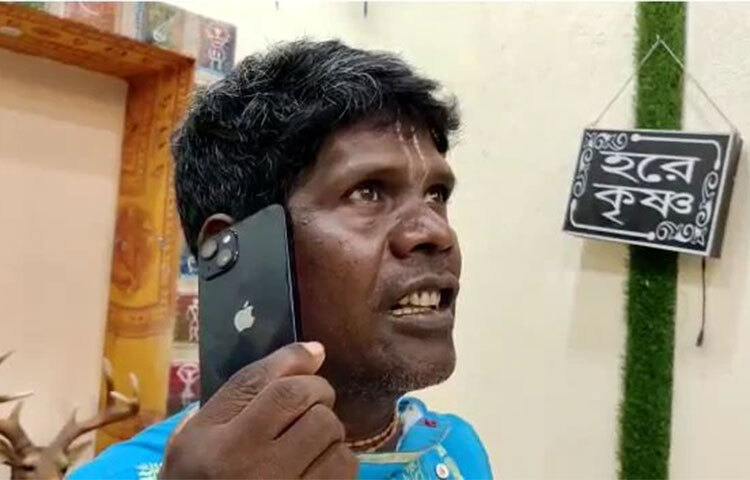 এমনকি তাকে সঙ্গে নিয়ে ভোটপ্রচারেও নেমেছে রাজনৈতিক দলের নেতারা। সবমিলিয়ে আর্থিক উপার্জন বাড়ছে কাঁচাবাদাম গানের স্রষ্টা বীরভূমের দুবরাজপুরের কুড়ালজুড়ি গ্রামের ভুবন বাদ্যকরের। ছবি: সংগৃহীত