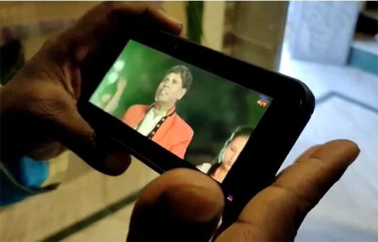 গাড়ি কিনেছেন ভুবন বাদ্যকর। বিশাল বাড়িও বানিয়েছেন। এবার হাতে প্রায় ৭২ হাজার রুপি দামের আইফোন ১৩। নতুন আইফোন হাতে ভুবন বাদ্যকর দারুণ খুশি। ছবি: সংগৃহীত