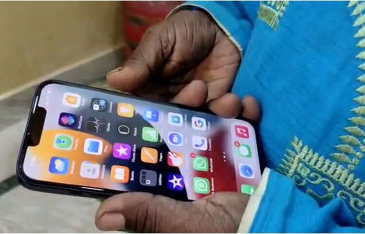 ভুবন বলছেন, ‘আমি বাদাম বিক্রি করে ভাঙা মোবাইল, সিটি গোল্ডের চেন, চুড়ি, মালা, পায়ের তোড়া নিতাম। আজ গোবিন্দর ইচ্ছায় আমার হাতে আইফোন এসেছে। আমি আইফোন পেয়ে খুব খুশি।’ ছবি: সংগৃহীত