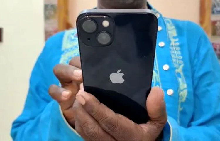 তিনি জানান এই আইফোন তিনি উপহার হিসেবে পেয়েছেন। তাকে আইফোন উপহার দিয়েছেন দিল্লি থেকে ইন্দ্রজিৎ রায়। দিল্লিতে ভুবন বাদ্যকরের গান শুনে তাকে ভালোবেসে এই আইফোনটা উপহার দেন তিনি। ছবি: সংগৃহীত